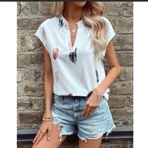 SALE🌺New Feather print vneck white blouse Sz S